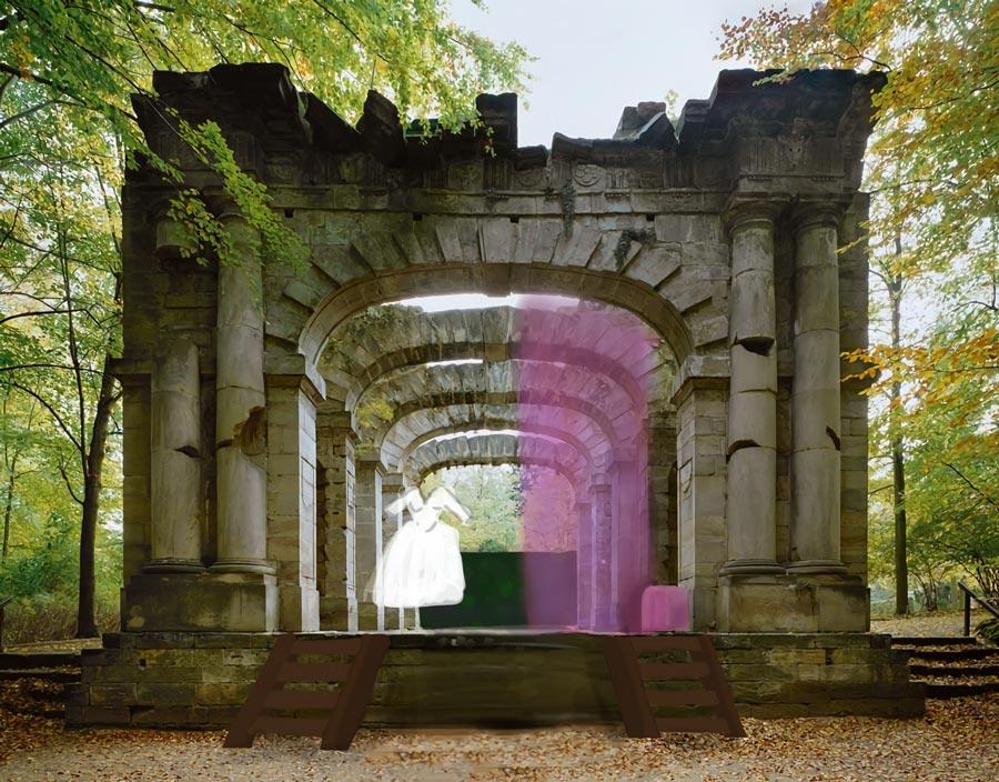 Eremitage - Leonce und Lena 2026 - 01 Koenigreich Pipi kleid wird reingefahren.jpg